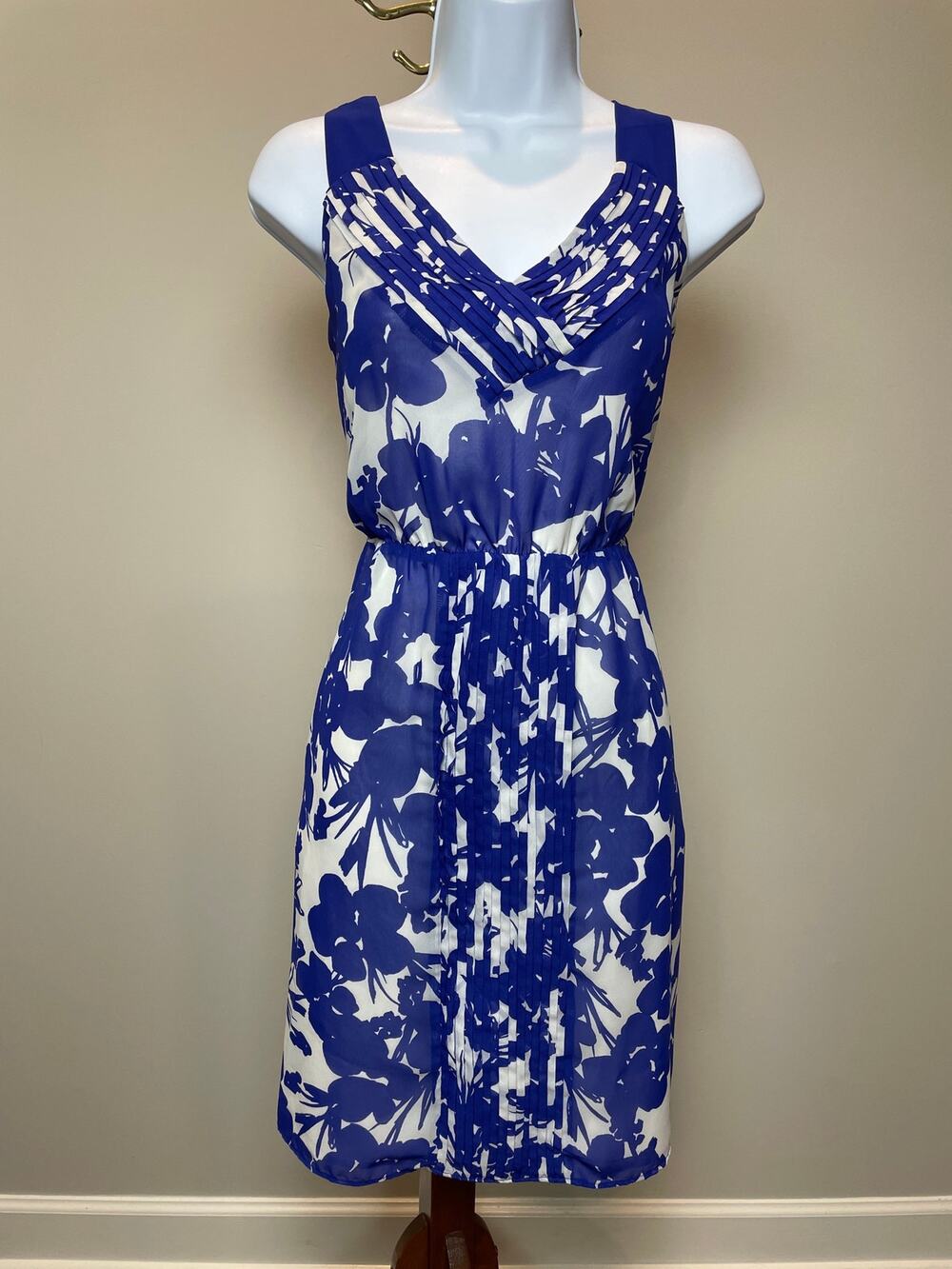 GAP White Blue Floral Summer Dress V‑Neck Lightweight Size M Pleat Detail